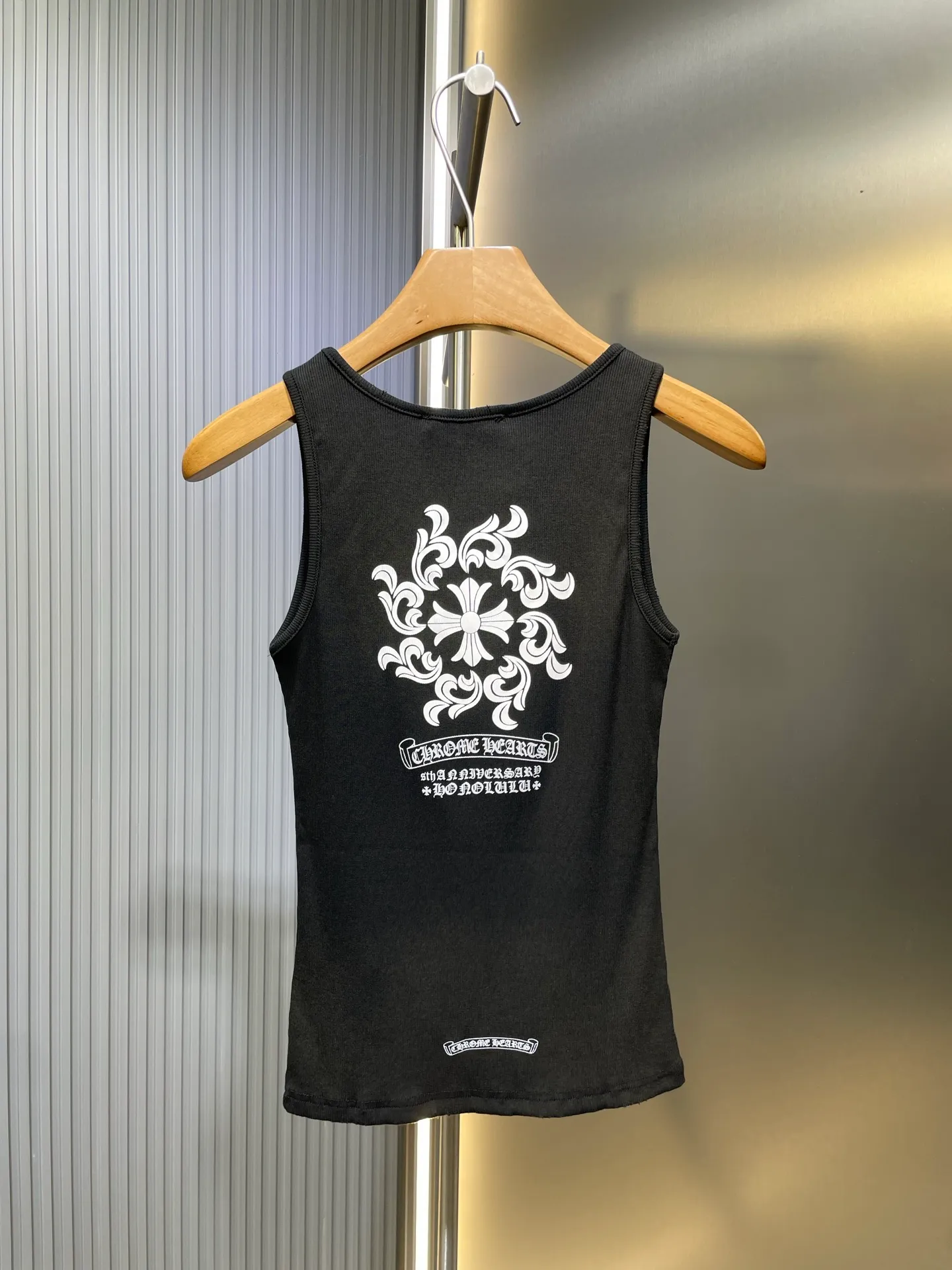 🅿️230 Come Hearts*🌟【Top replica】Cro Heart 25 new cross Sanskrit printed knitted vest. Made of high-weight imported yarn and high-elastic thread fabric. The body is designed with line splicing. The elasticity and slimming effect are particularly obvious. Minimalist style. The texture is online. Relaxed and comfortable. Wear alone or layered to have different styles. A must-have for everyone. Size: S/M/L